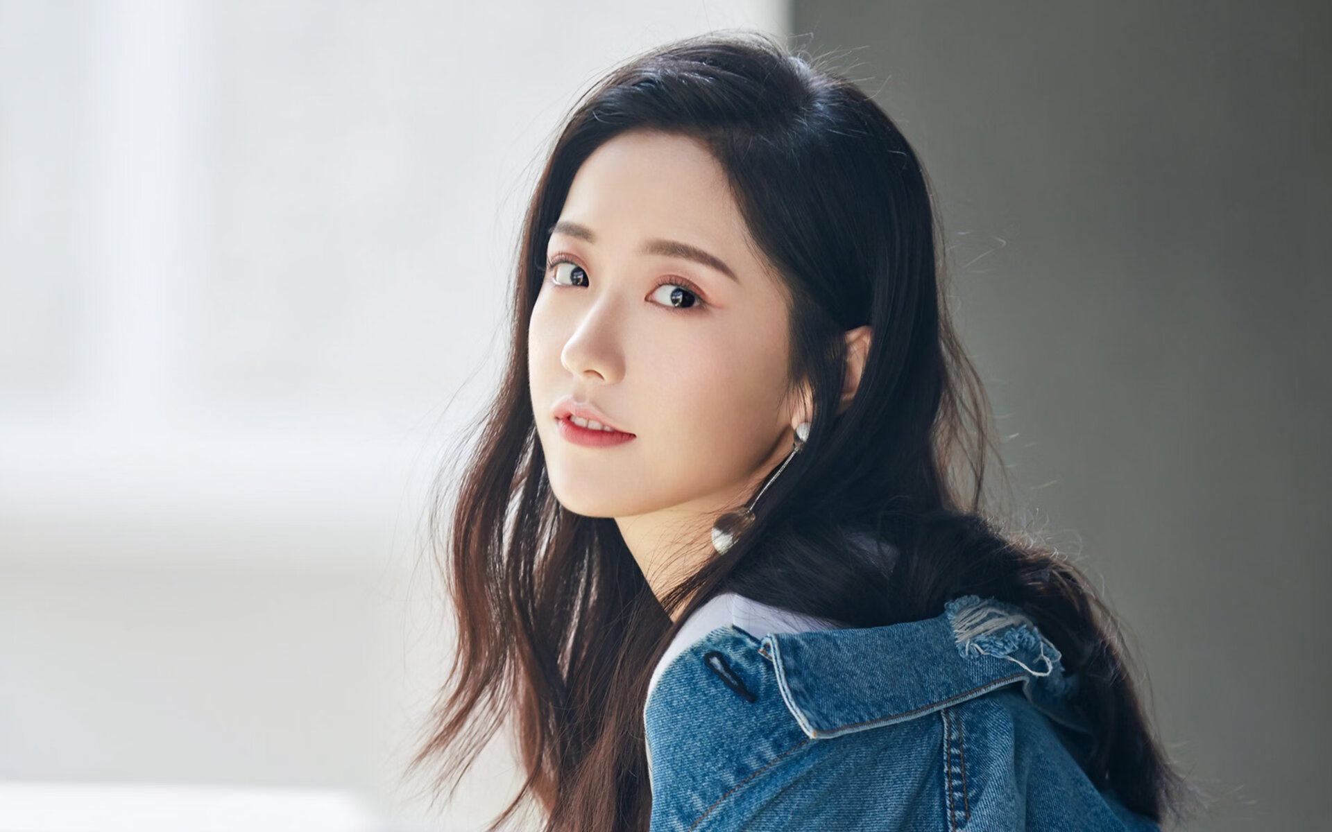 “高新体育中心:举重选手角逐顶峰,赛场气氛紧张刺激”